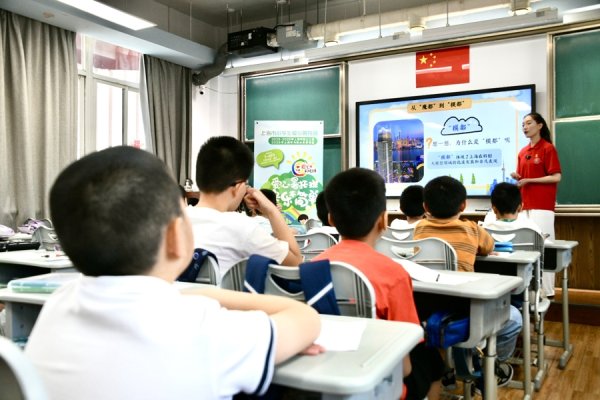 辉煌国际 从了解飞机火箭到聆听红色故事，上海778个爱心暑托班迎来数万名小学生